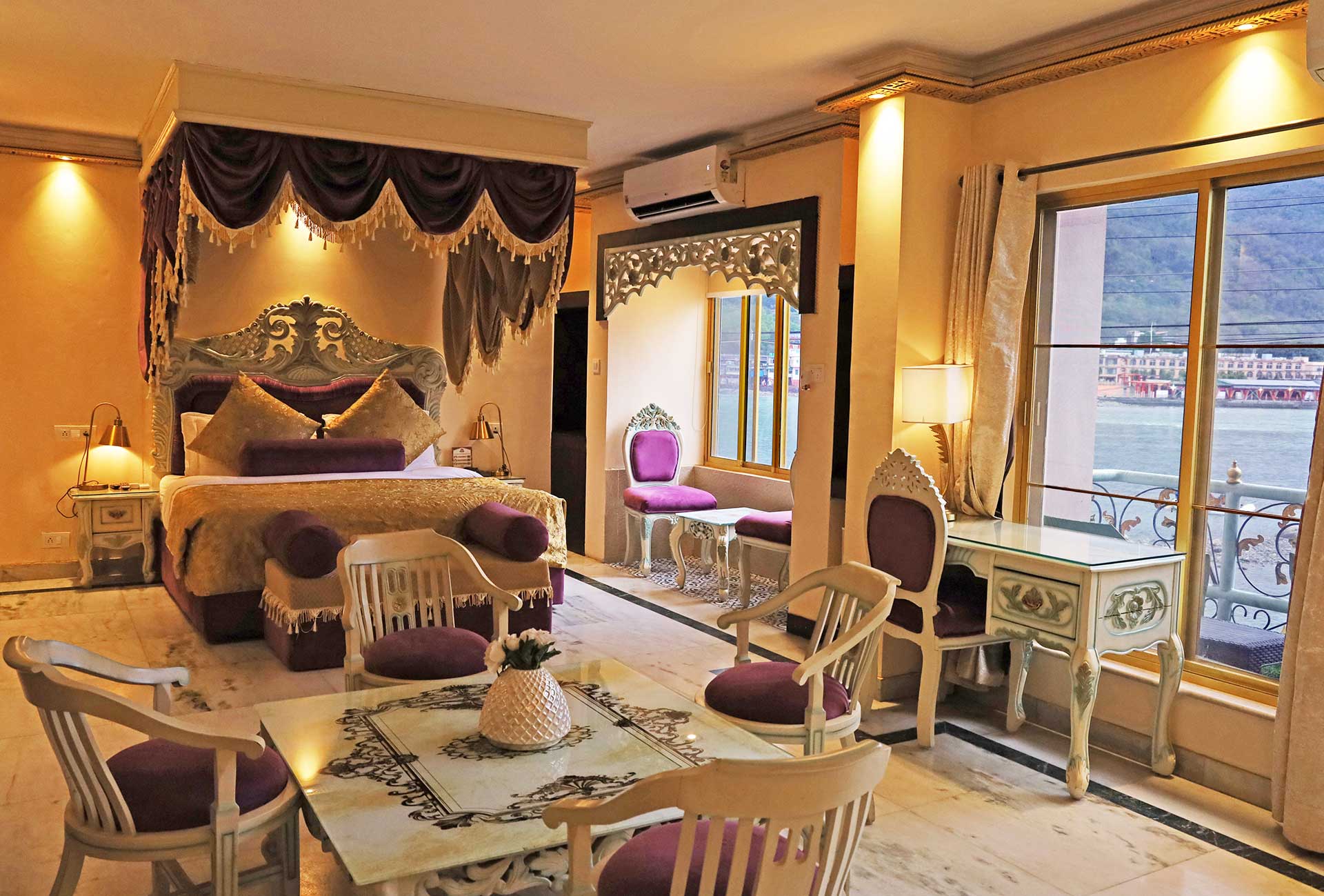 Maharaja Suite Room - The Neeraj Ganga Heritage Palace