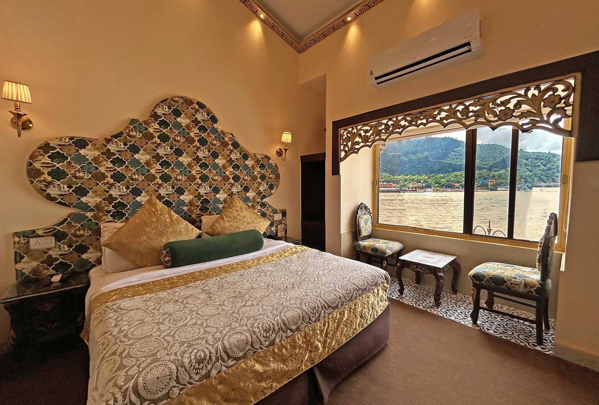 Royal Family Suite Ganga View Room - The Neeraj Ganga Heritage Palace